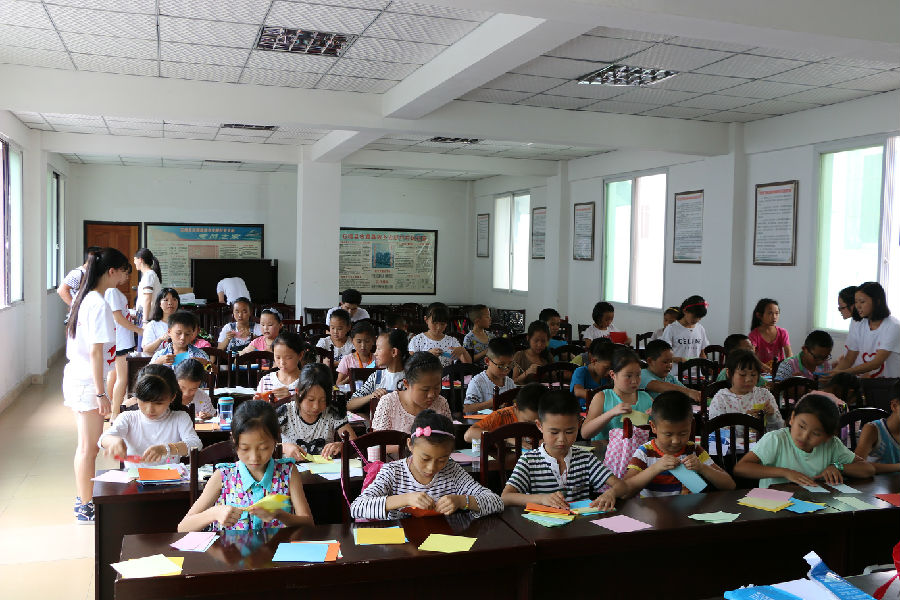 志愿者在指导孩子�?JPG