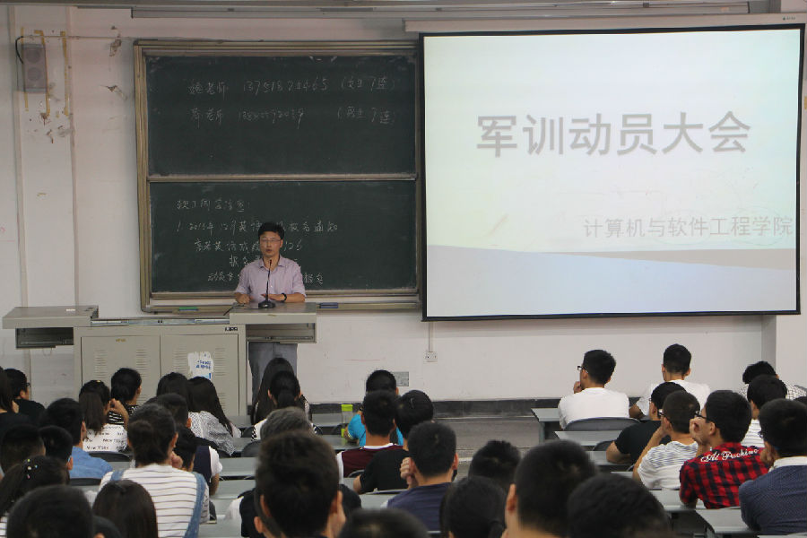 学院党委副书记毕达平做军训动�?jpg